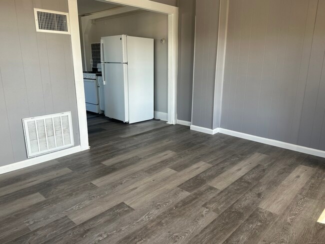 Building Photo - 16 Lake St