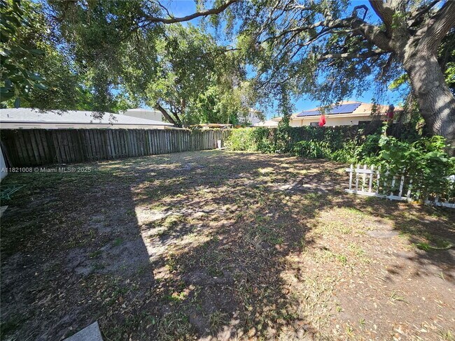 Building Photo - 118 NW 8th Ave