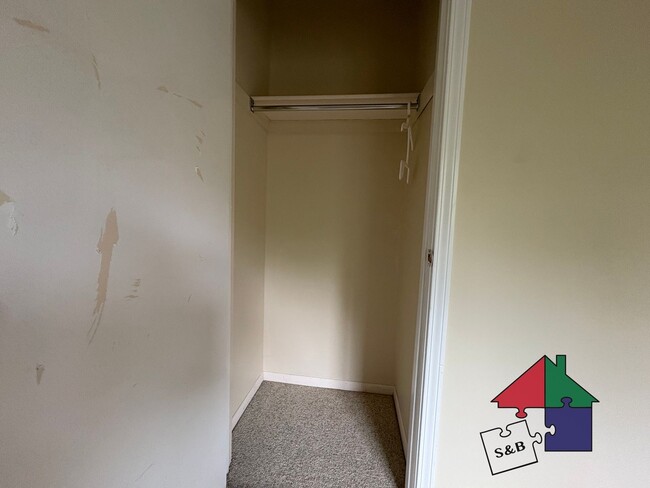 Building Photo - Elegant 3-Bedroom Townhouse in South Burli...