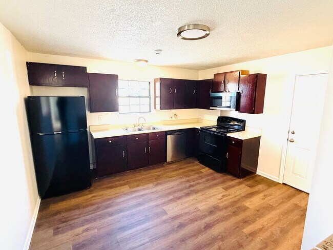 Building Photo - Centrally Located 4 Bedroom Home With Large Yard