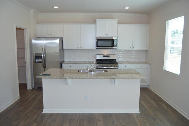 Building Photo - Available Now! Move in Ready!