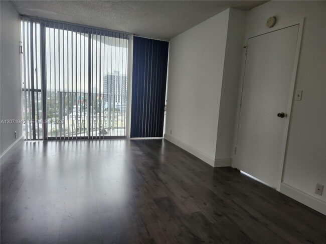 Building Photo - 7601 E Treasure Dr