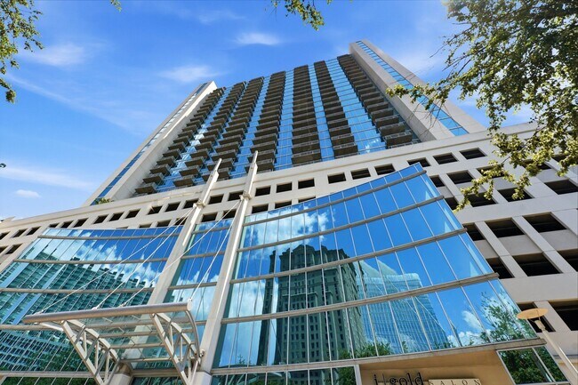 Building Photo - One bedroom condo located in heart of Buckhead!