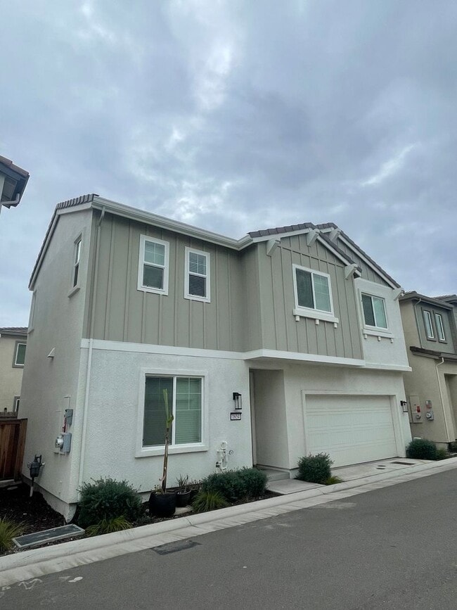 Building Photo - BEAUTIFUL SOLAR  2 STORY HOME IN NATOMS! 4...