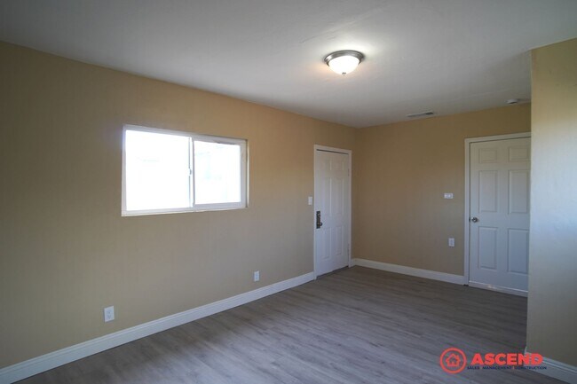 Building Photo - Adorable 4 Bedroom Bungalow!