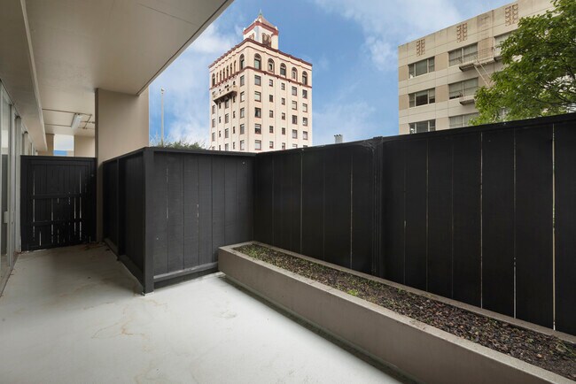 Building Photo - 1333 Jones St