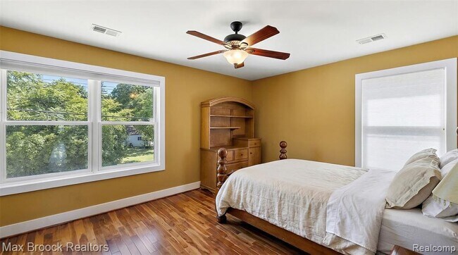 Building Photo - 2022 Willow Beach St