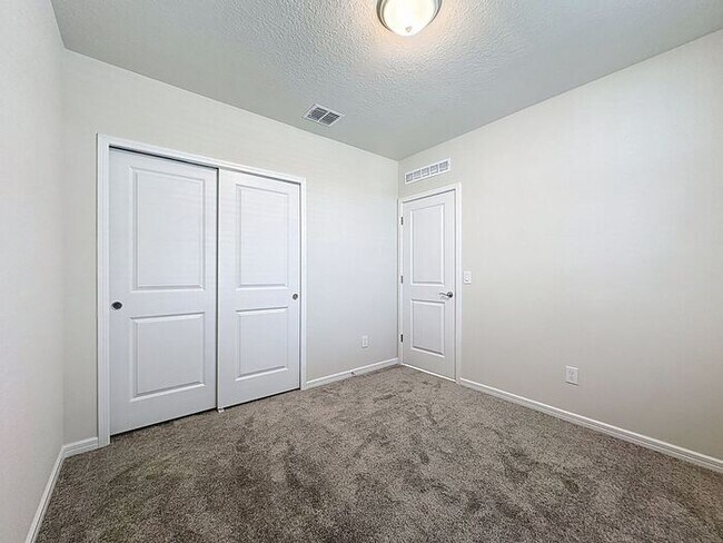 Building Photo - Tohoqua Beauty!