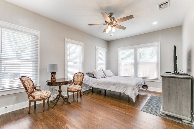 Building Photo - 3 Bedroom/2 Bath Los Angeles Heights Subdi...