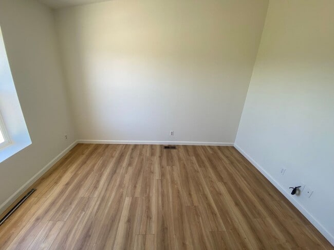 Building Photo - Panoramic Views - 46 West - Hilltop Property