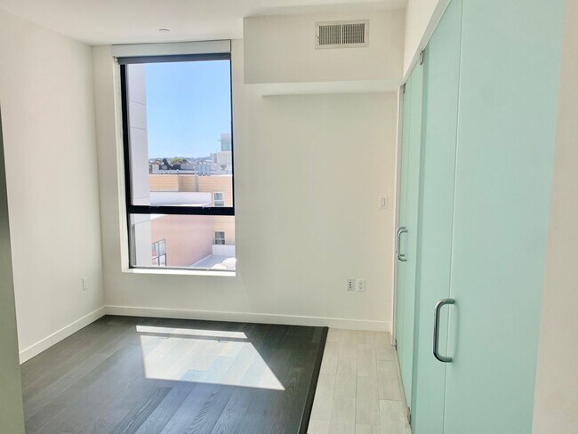 Building Photo - HIP 2BR/2BA Inner Mission Boutique Condo w...