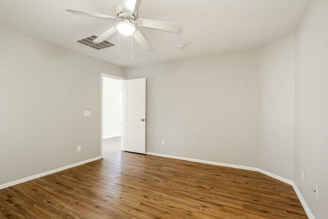 Building Photo - 11017 W Wilshire Dr