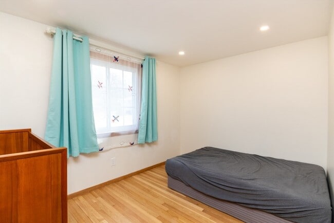 Building Photo - 22 Livoli Rd