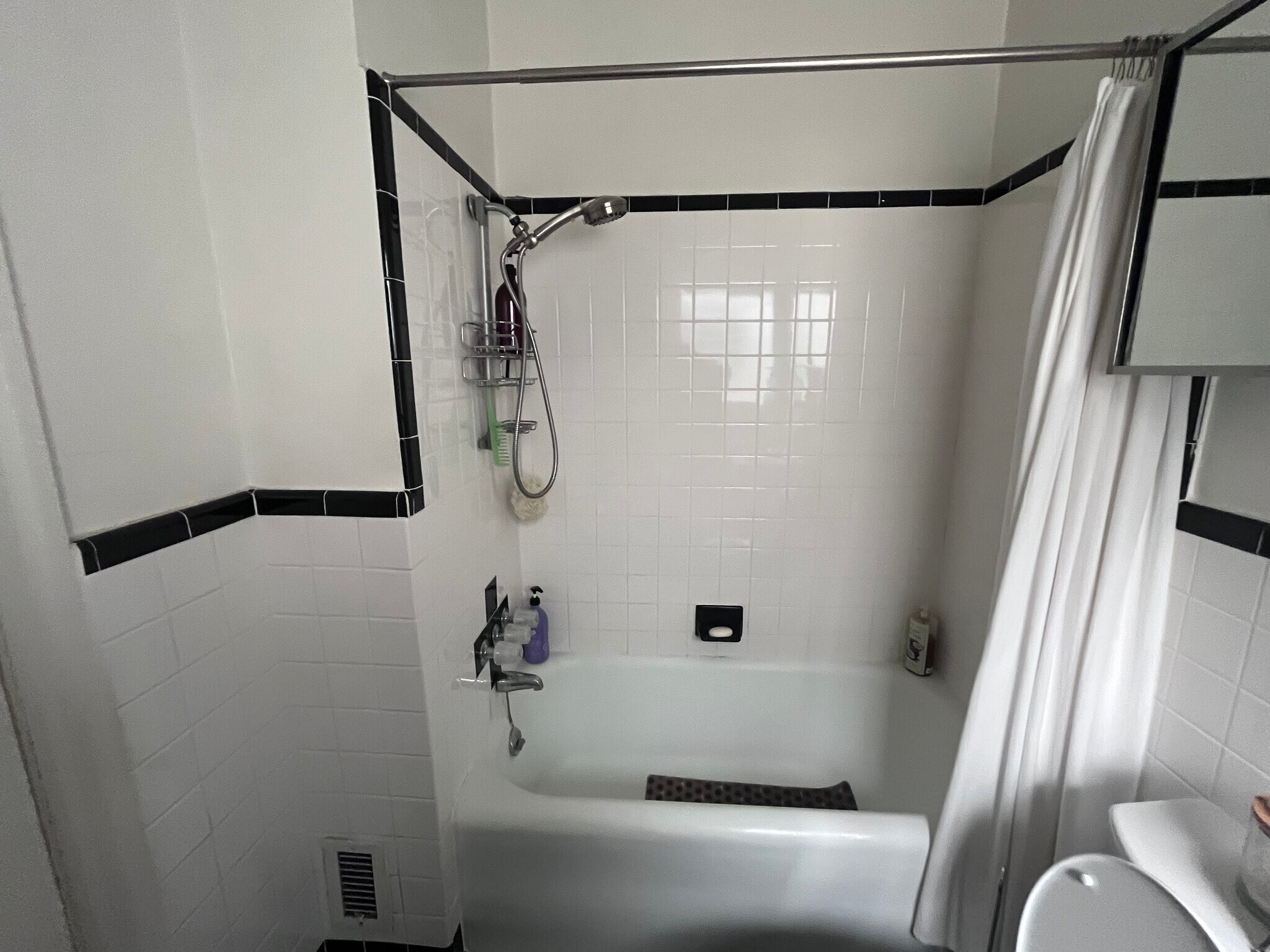 Full bath - 139 N Sycamore Ave