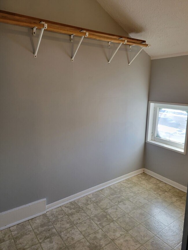 Building Photo - 315 E Maple St