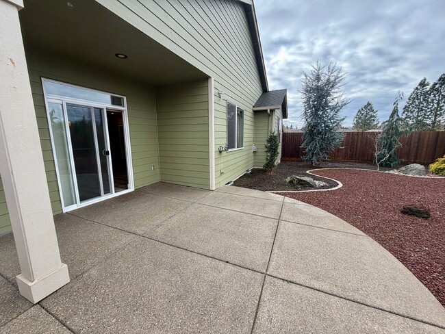 Building Photo - 3 Bedroom 2 Bath Single Family House