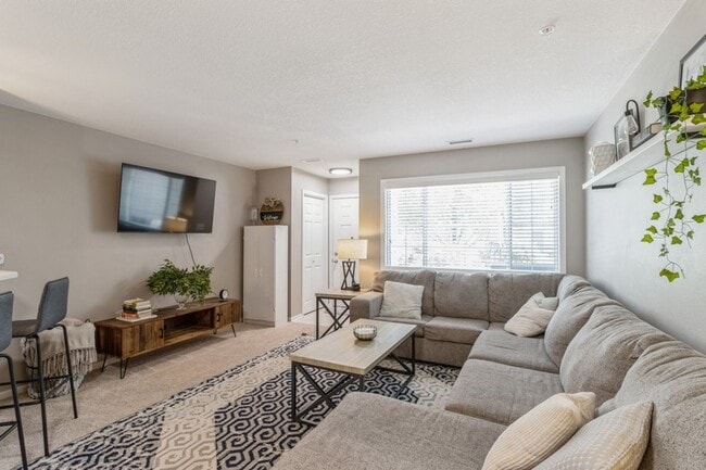 Building Photo - CHARMING HOME WITH EXCELLENT LOCATION!!  2 Bedroom, 1.5 Bathroom Townhome in West Des Moines!