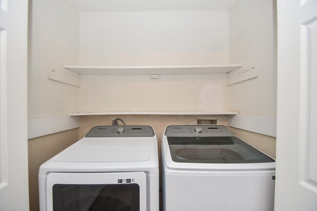 Building Photo - 718 Country Pl Dr