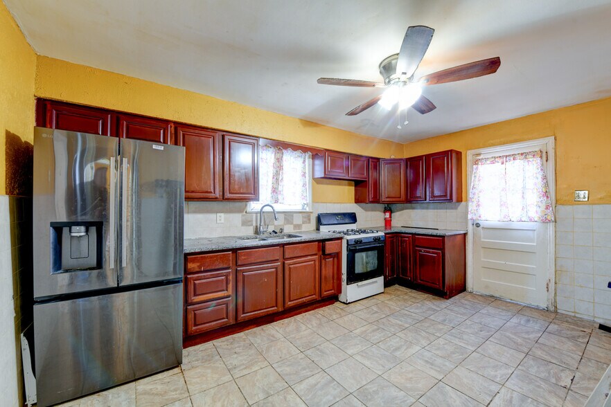 Building Photo - 245 Orange Ave