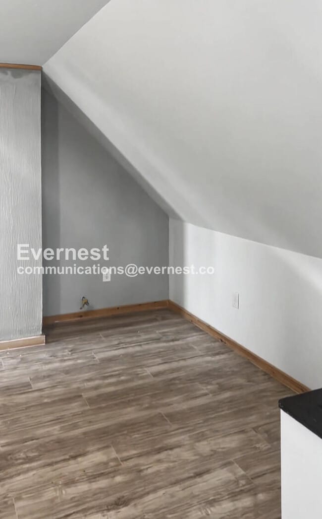 Building Photo - 1 Bed, 1 Bath with Off-Street Parking / Pet-Friendly / Vouchers Accepted / Available Now!