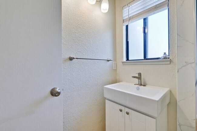 Building Photo - Condo Near Cupertino High | Updated Kitche...