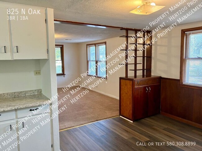 Building Photo - 825 N Oak-