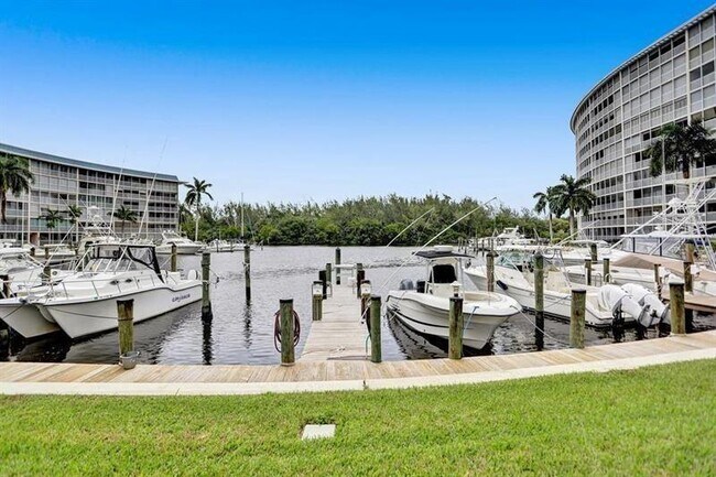 Building Photo - 1523 E Hillsboro Blvd