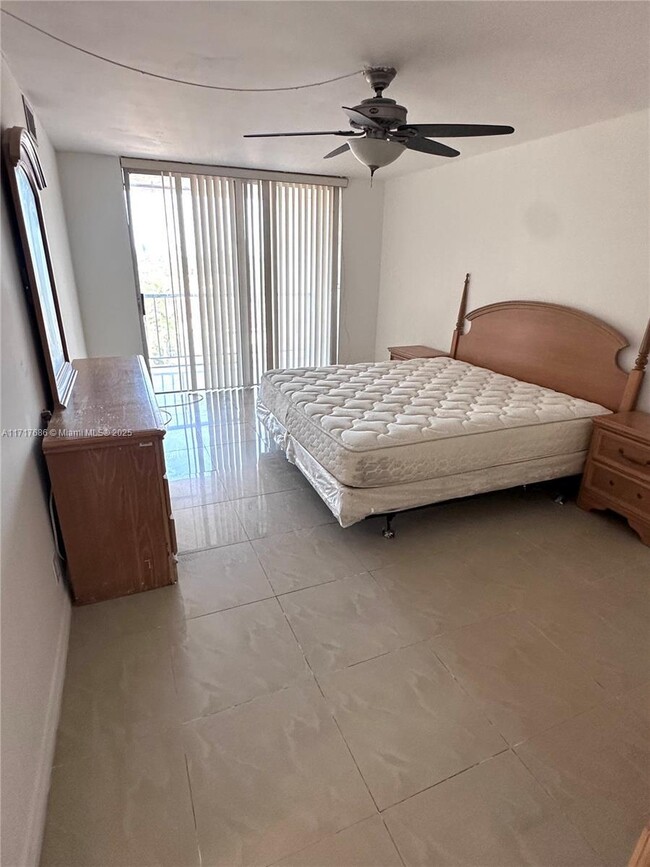 Building Photo - 2 bedroom in Hallandale FL 33009