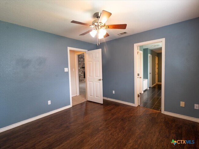 Building Photo - 300 Las Plumas Dr