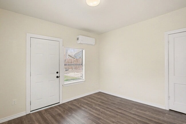 Building Photo - 4805 Belmont Ave