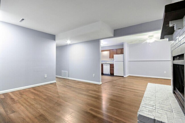 Building Photo - 3201 Elm Grove Dr