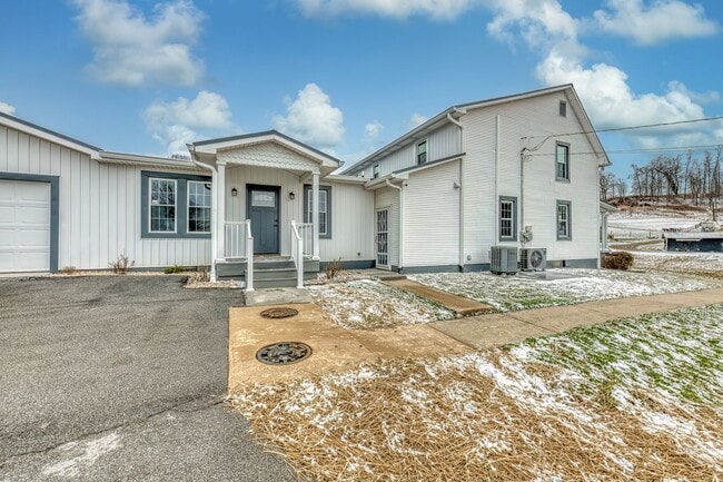 Building Photo - 5 Bedroom / 3.5 Bath Home Blountville, TN