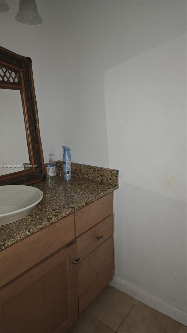 Building Photo - 9800 W Bay Harbor Dr