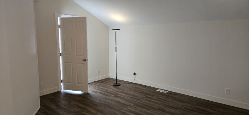 Building Photo - 1690 Kent Des Moines Rd