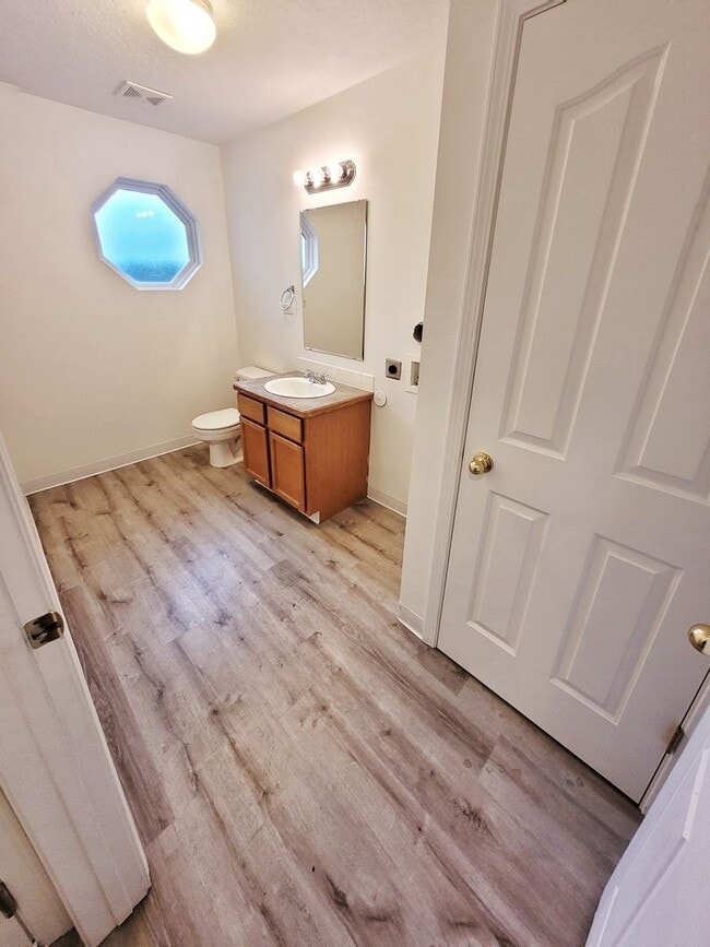 Building Photo - Beautiful 3 bed 1.5 bath Townhome with gar...