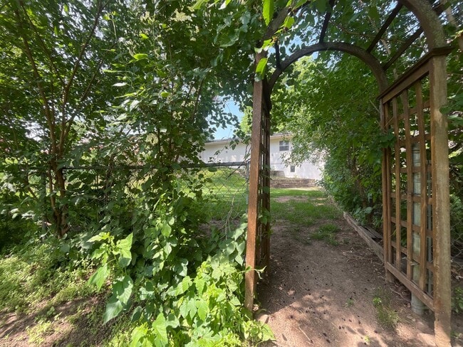 Building Photo - Adorable ranch