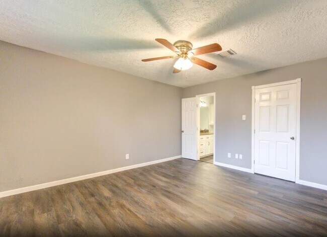 Building Photo - 10727 Sagewillow Ln