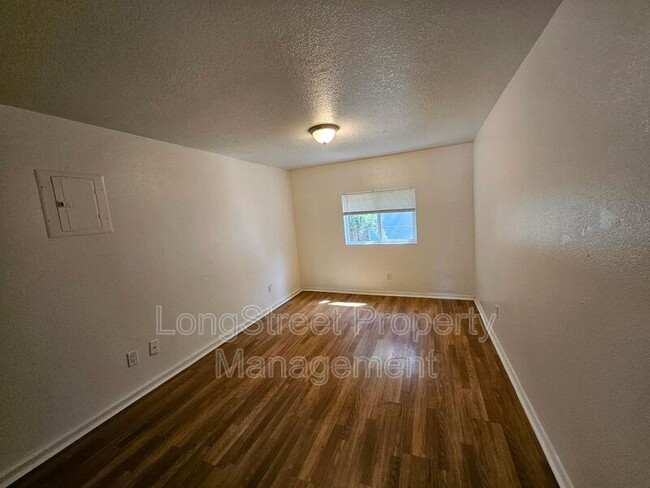 Building Photo - 4553 NE 105th Ave