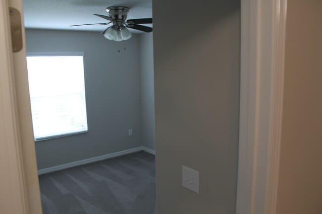 Building Photo - 10537 Lake Montauk Dr