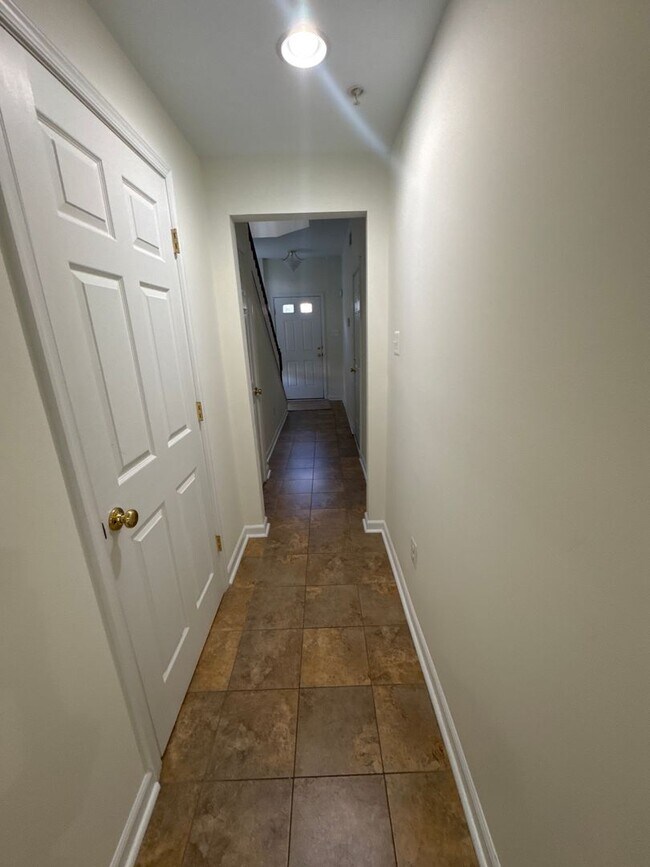 Building Photo - 1600 Oakridge Ln