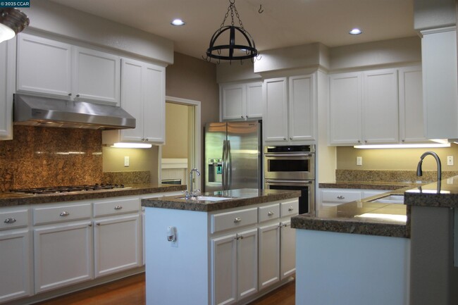 Building Photo - 600 Bourne Ct