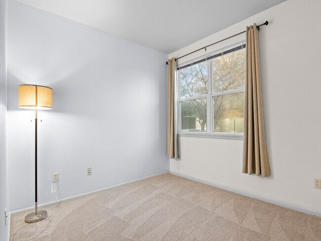 Building Photo - Charming 2 bed 2 bath Condo Near Centerra!