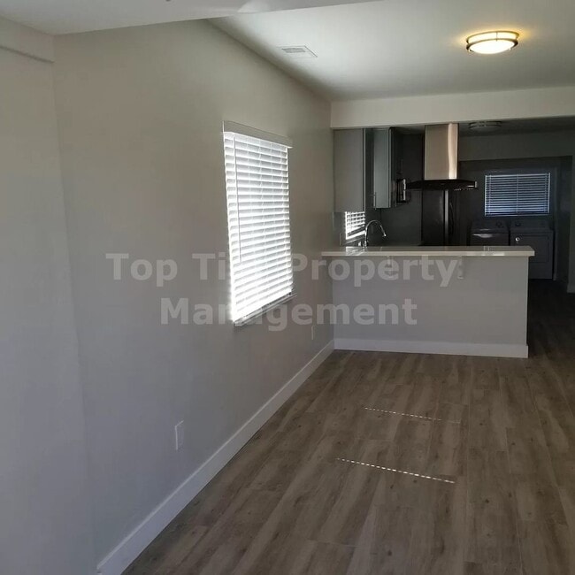 Building Photo - ***Remodeled, Charming 2 bed / 2 bath Bung...