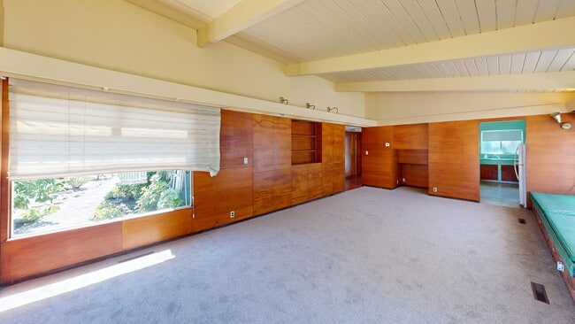 Building Photo - 3 Bed, 2 Bathroom home with large enclosed...