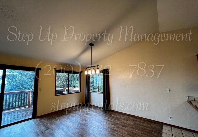 Building Photo - Spacious 3 Bedroom, 2.5 Bath Home in Myers Hill!