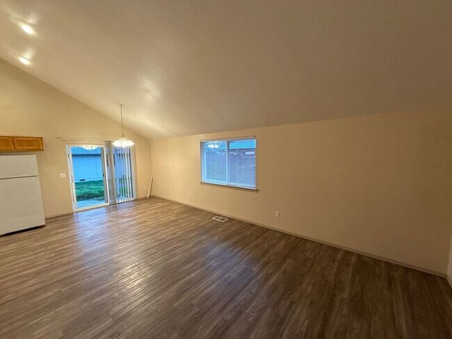 Building Photo - 1685 Lucinda Ave NE