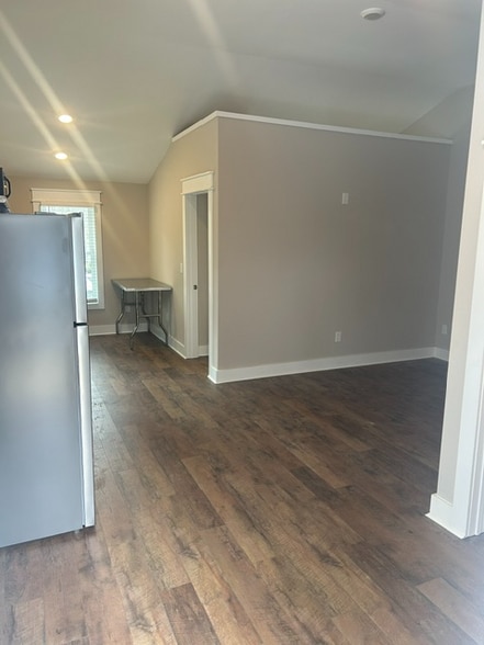 Building Photo - 405 Pine Ave