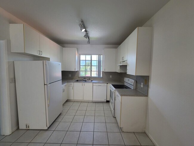 Building Photo - SPACIOUS 2/2 LOCATED IN THE HEART OF HOLLY...