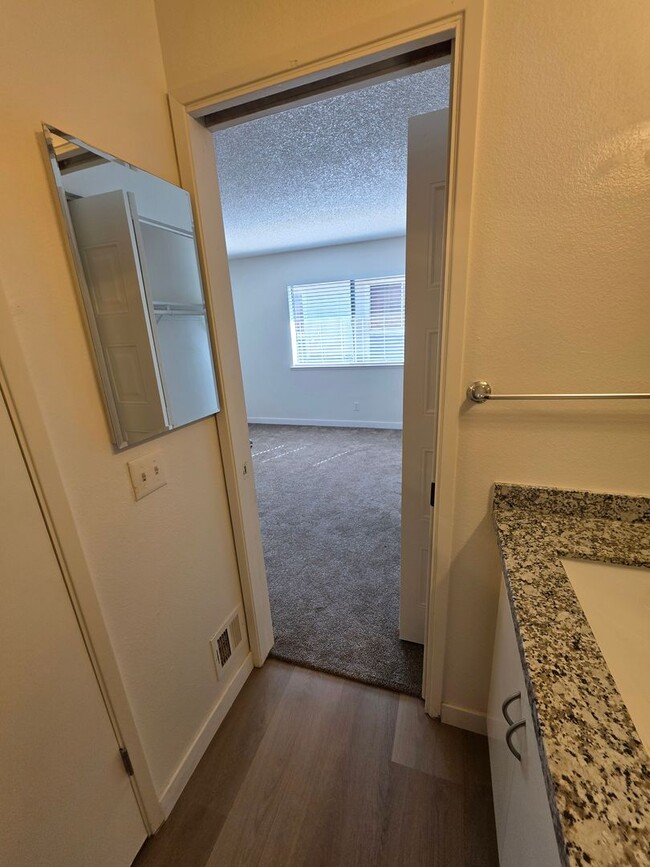 Building Photo - Updated 2 Bedroom, 1.5 Bath Townhouse-Styl...