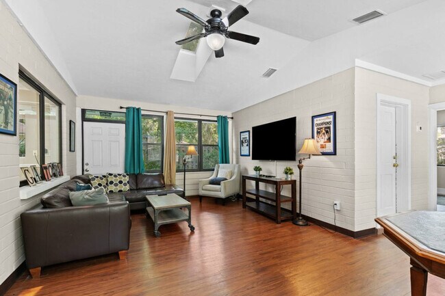 Building Photo - 1929 NW 7th Ln